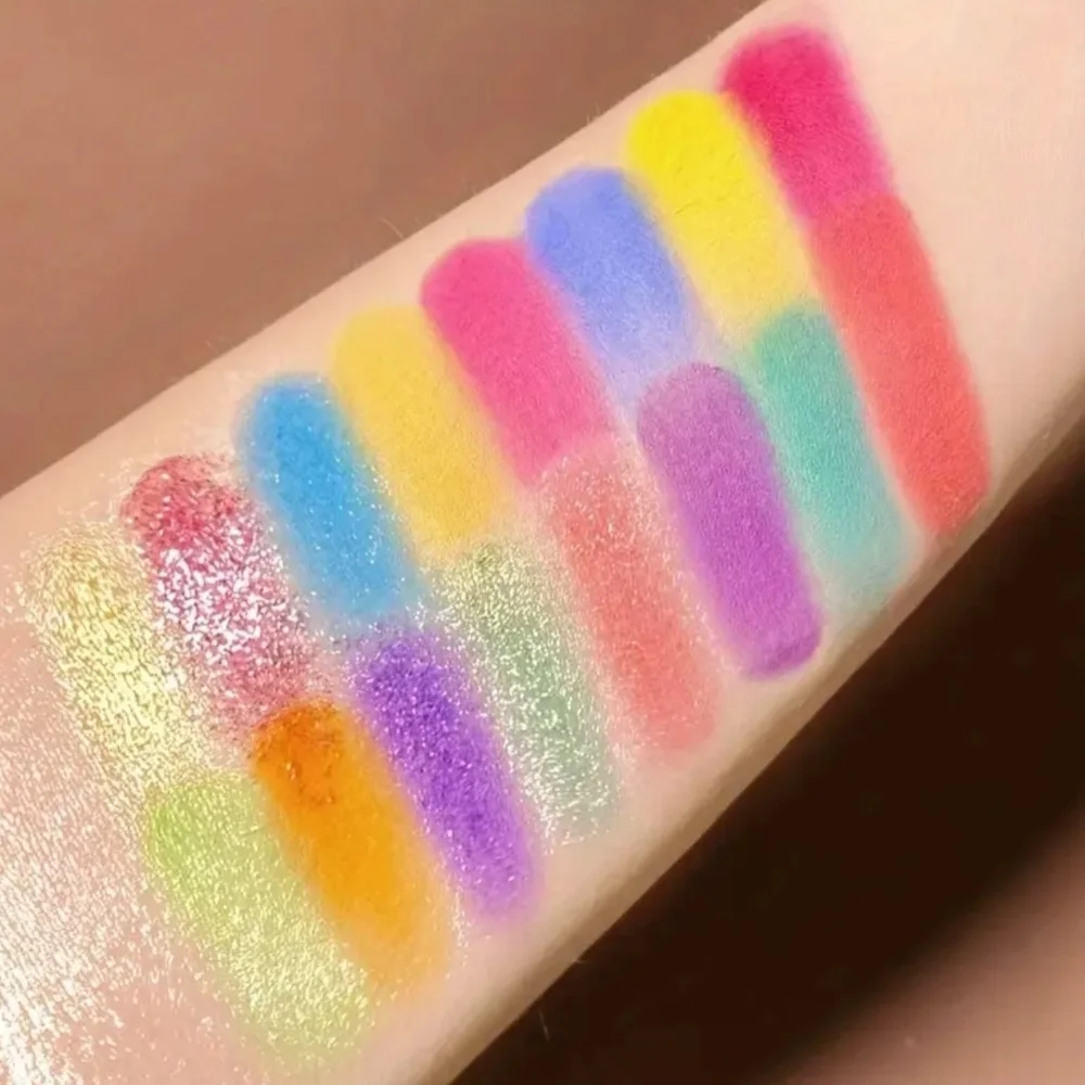 Large Eyeshadow Palette with Brushes - Vibrant Multi-Color - Picture 4 of 7